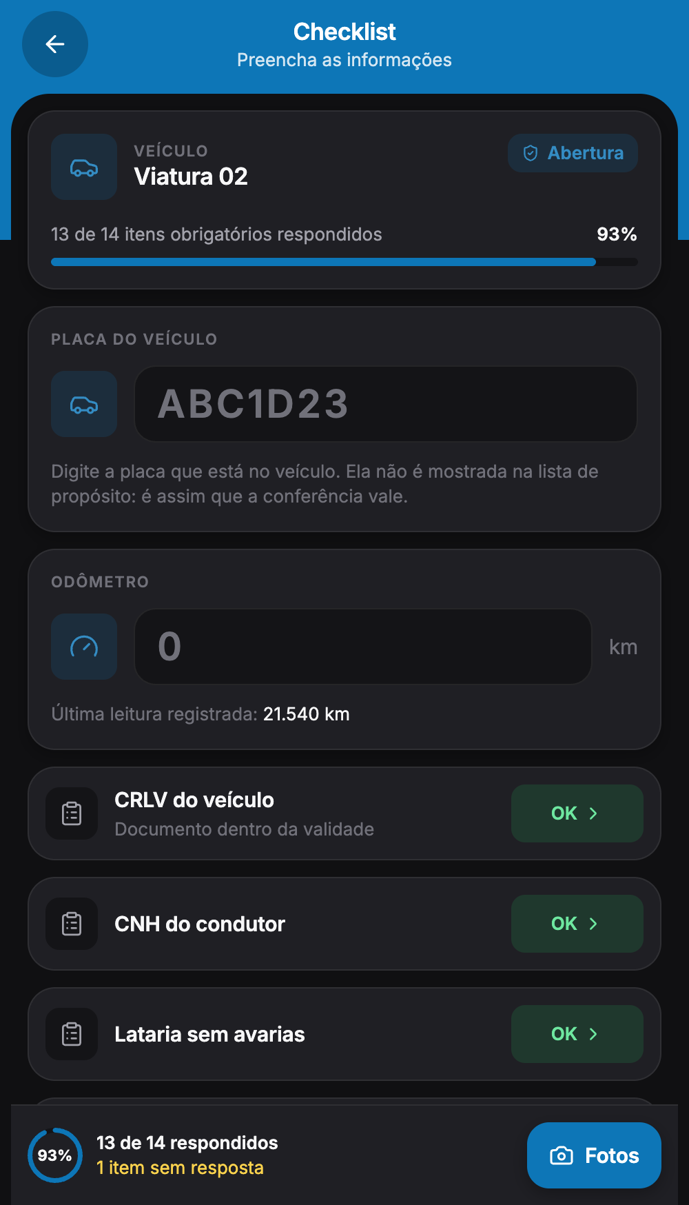 Tela do aplicativo FleetView com um checklist em preenchimento, mostrando o veículo, o odômetro e o progresso dos itens